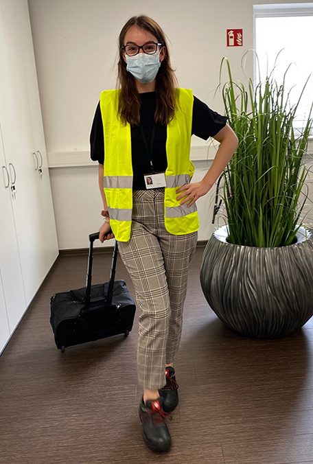 Selina in ihrem Onsite Mangager Outfit